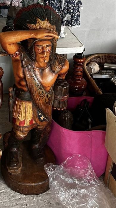 Statuie indian din lemn