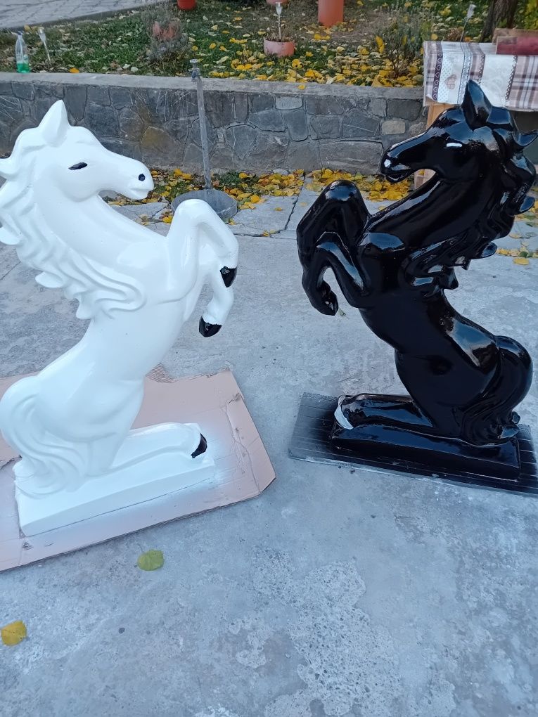 Căluți decorațiuni grădină din ciment alb