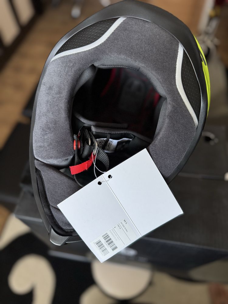 Продавам чисто нова каска AGV K5 S – размер S