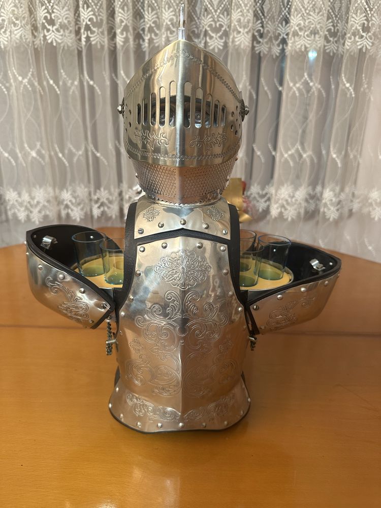 Уникален винтидж настолен мини бар Рицар с доспехи