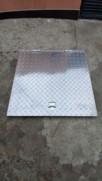 Vând ușă de beci hidrofor.