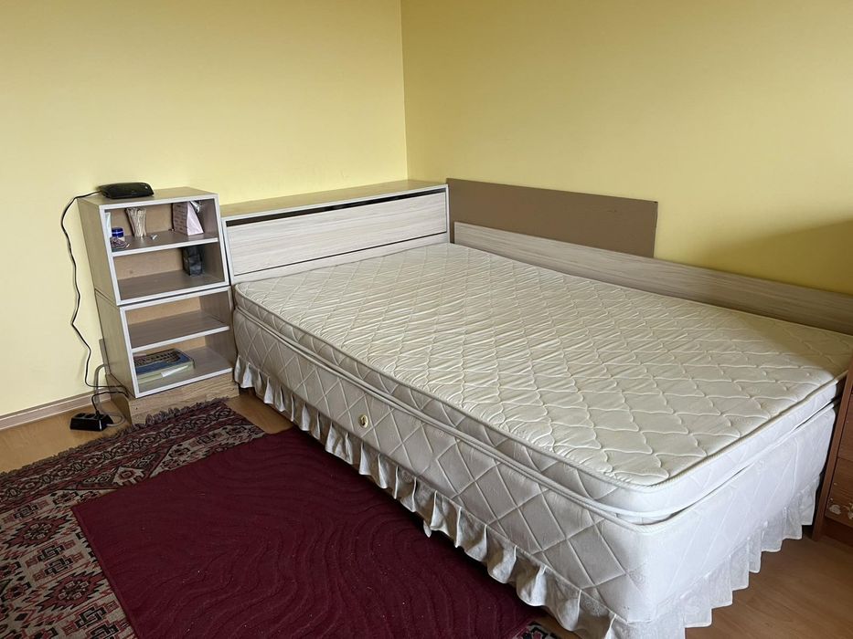 Спалня с матрак и нощни шкафчета плюс матрак