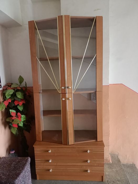 Vând 2dulapuri și o vitrina