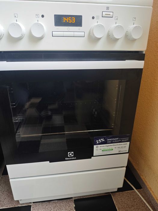 Печка Електролукс с керамичен плот .