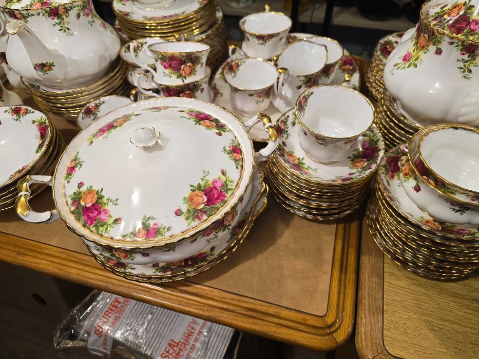 140 части !Royal Albert – Old Country Roses!
140 части  24K позлата !