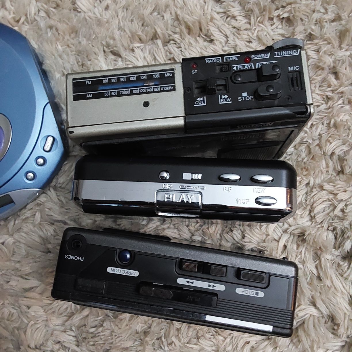 Vând CD player Sony portabil și 3 casetofoane portabile. Bijuterii !!