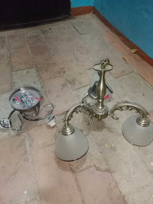 Продам люстры в хорошем состоянии адрес 6 мкр