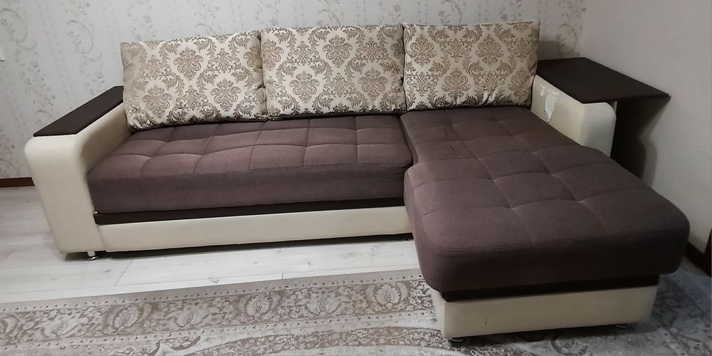 Диван - кровать со столиком.