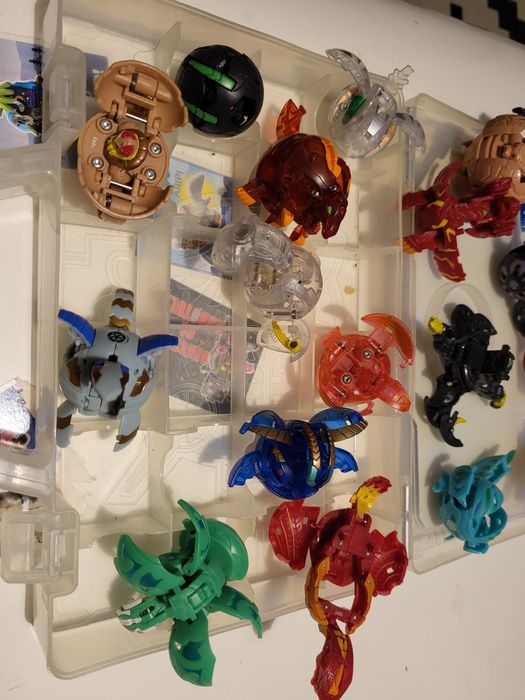 Set bakugan battle brawlers cu cutie si pistă joaca