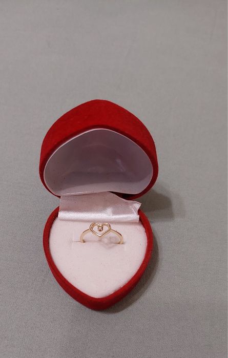 Нов златен пръстен с естествен диамант