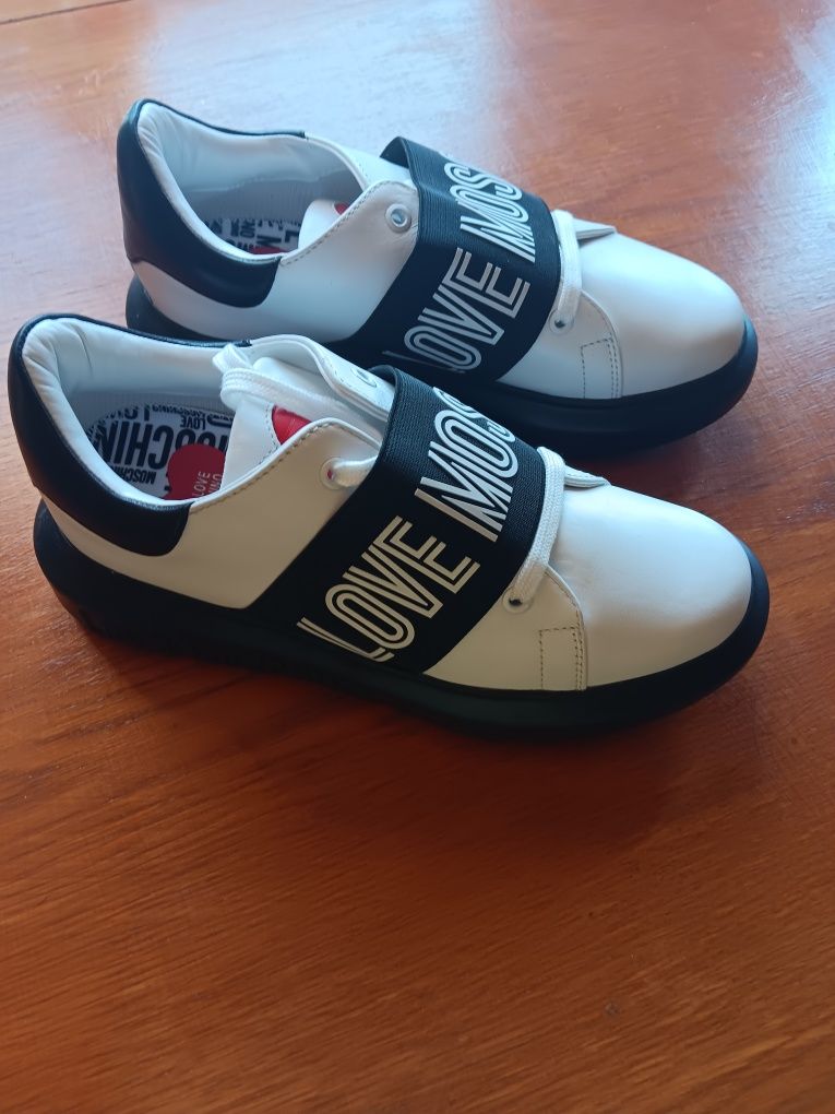 Adidași Love Moschino