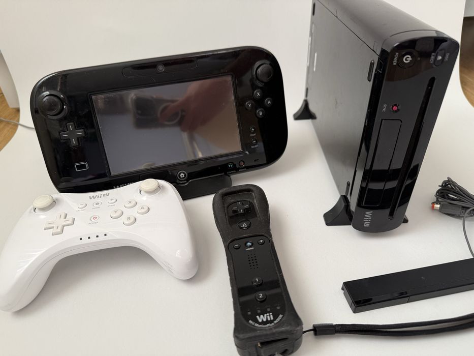 Nintendo Wii U plus packet de jocuri si extra remote