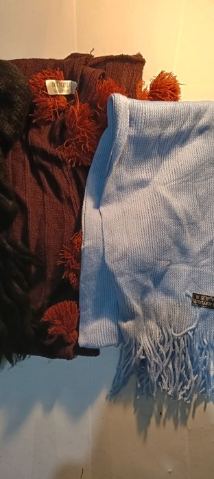 Doua fulare și un guler cu ciucuri