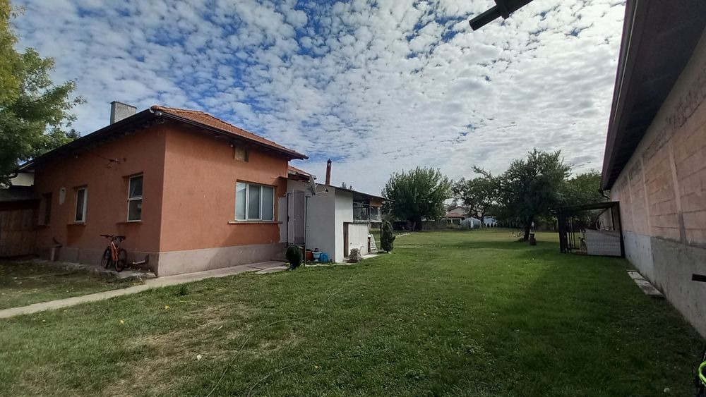 Къща с голям двор