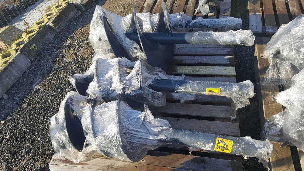 Burghiu pentru efectuarea gropilor- echipament- agro