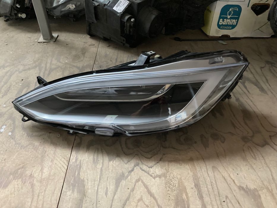 Ляв фар за Tesla S. 16-