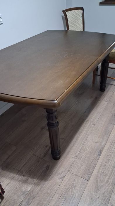 Коричневый стильный стол для дома