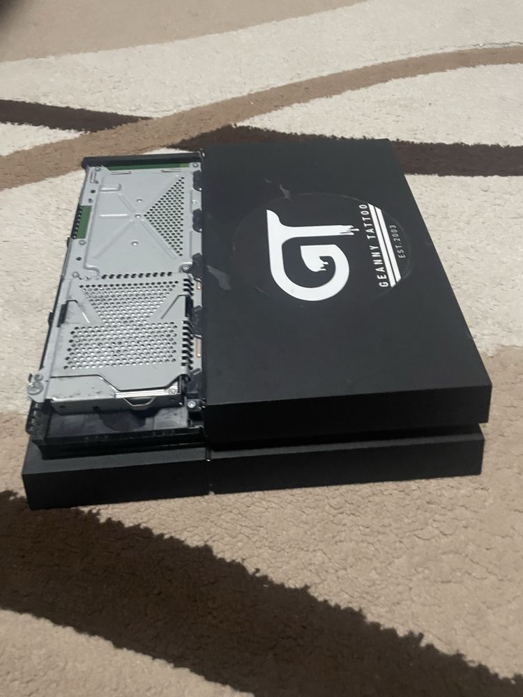 Vand ps 4 de piese sau reparat