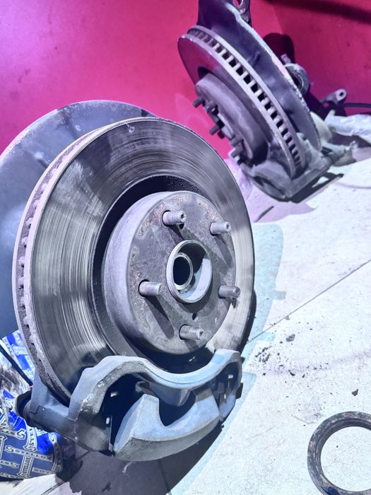 Супорт в сборе от тойоты 50 55 б/у в хорошем состояние