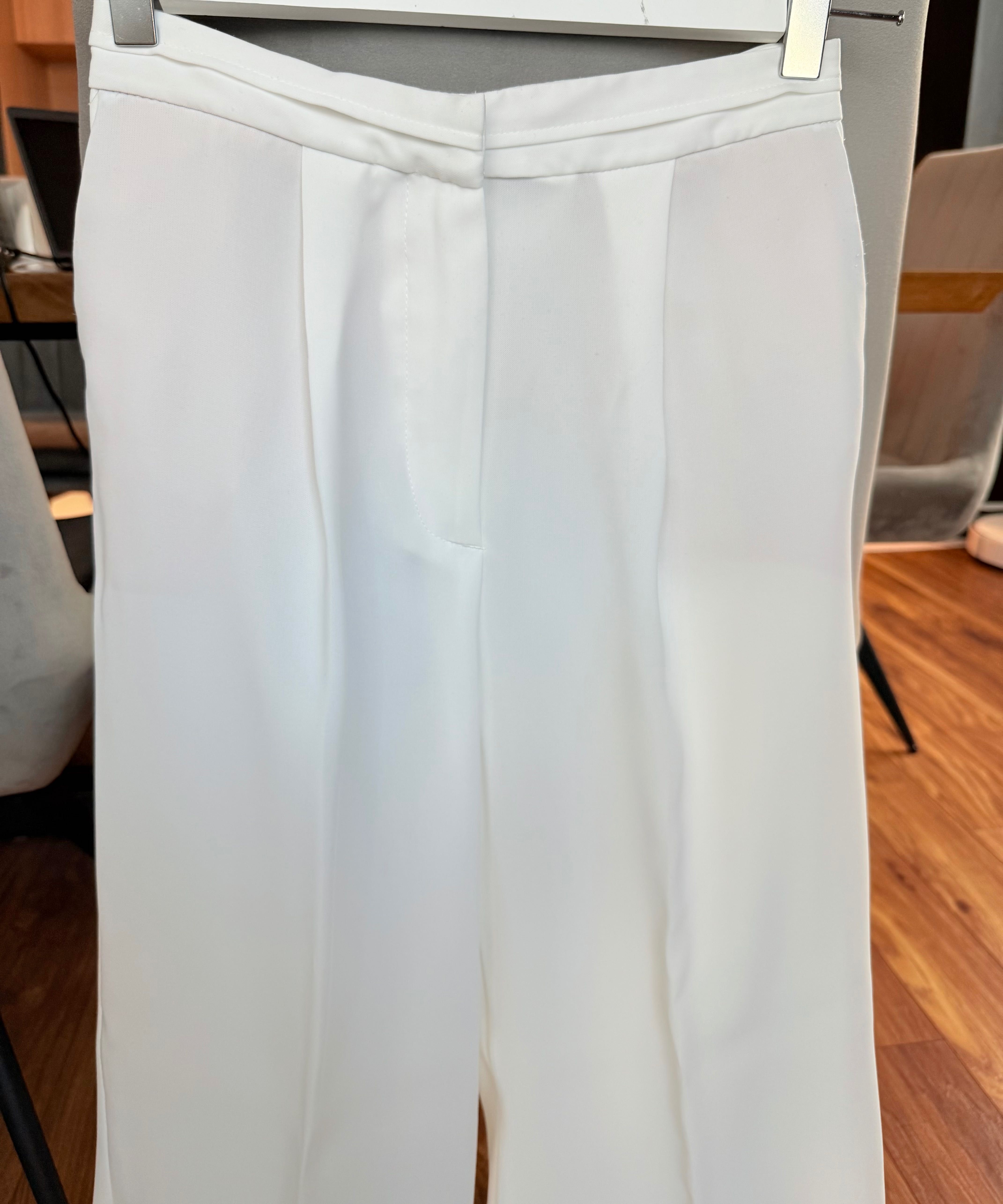 Бели класически панталони Zara