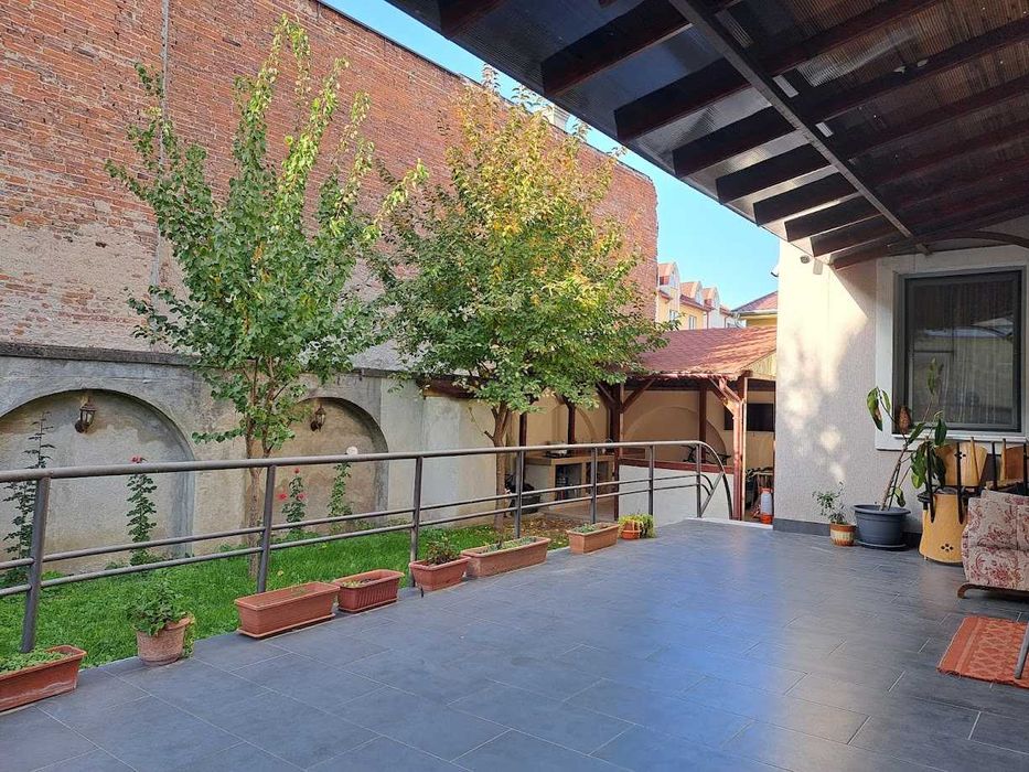 OCAZIE!!! Apartament in casa situata ultracentral cu curte aferenta.