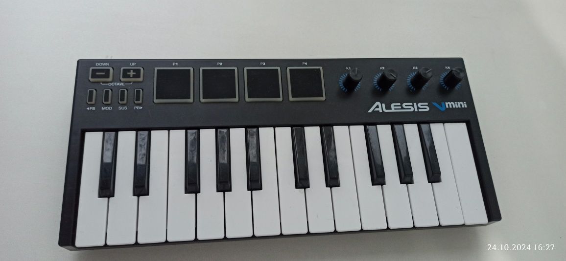 Продам MIDI-клавиатура Alesis V mini Black
