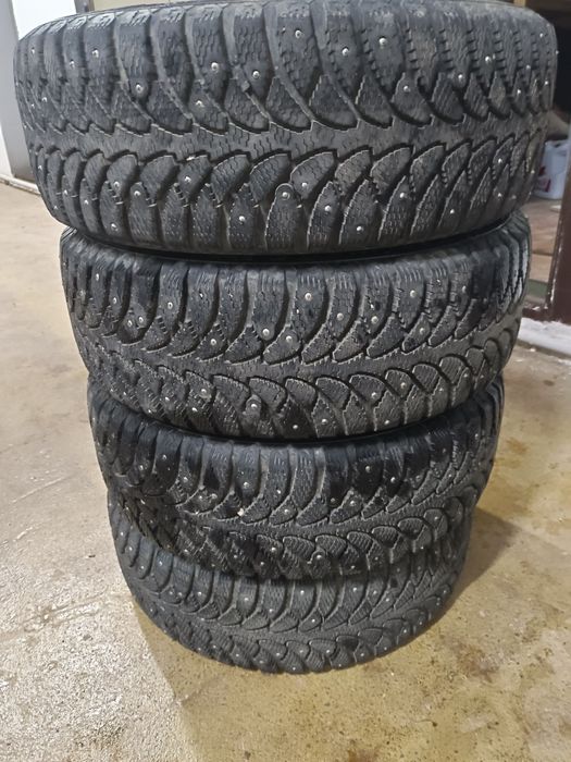 Продам зимнюю резину.