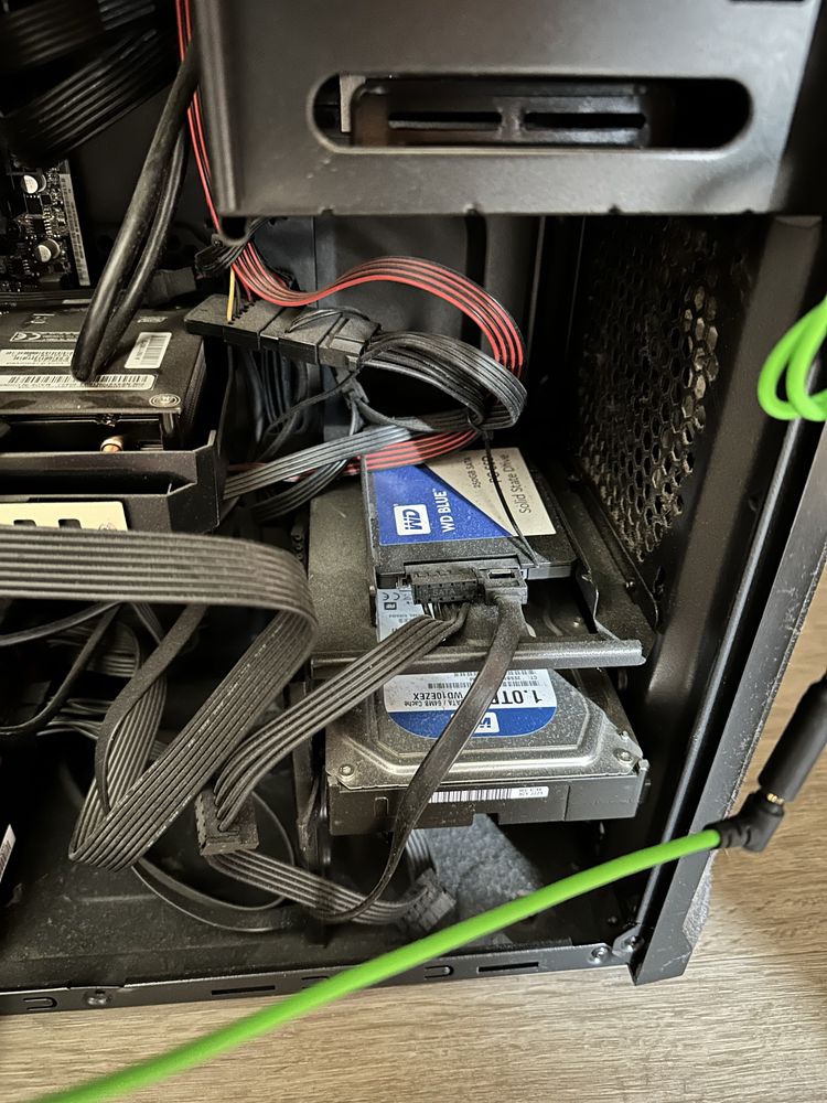Настолен Компютър и монитор - i7 7700, 20Gb Ram , gtx970