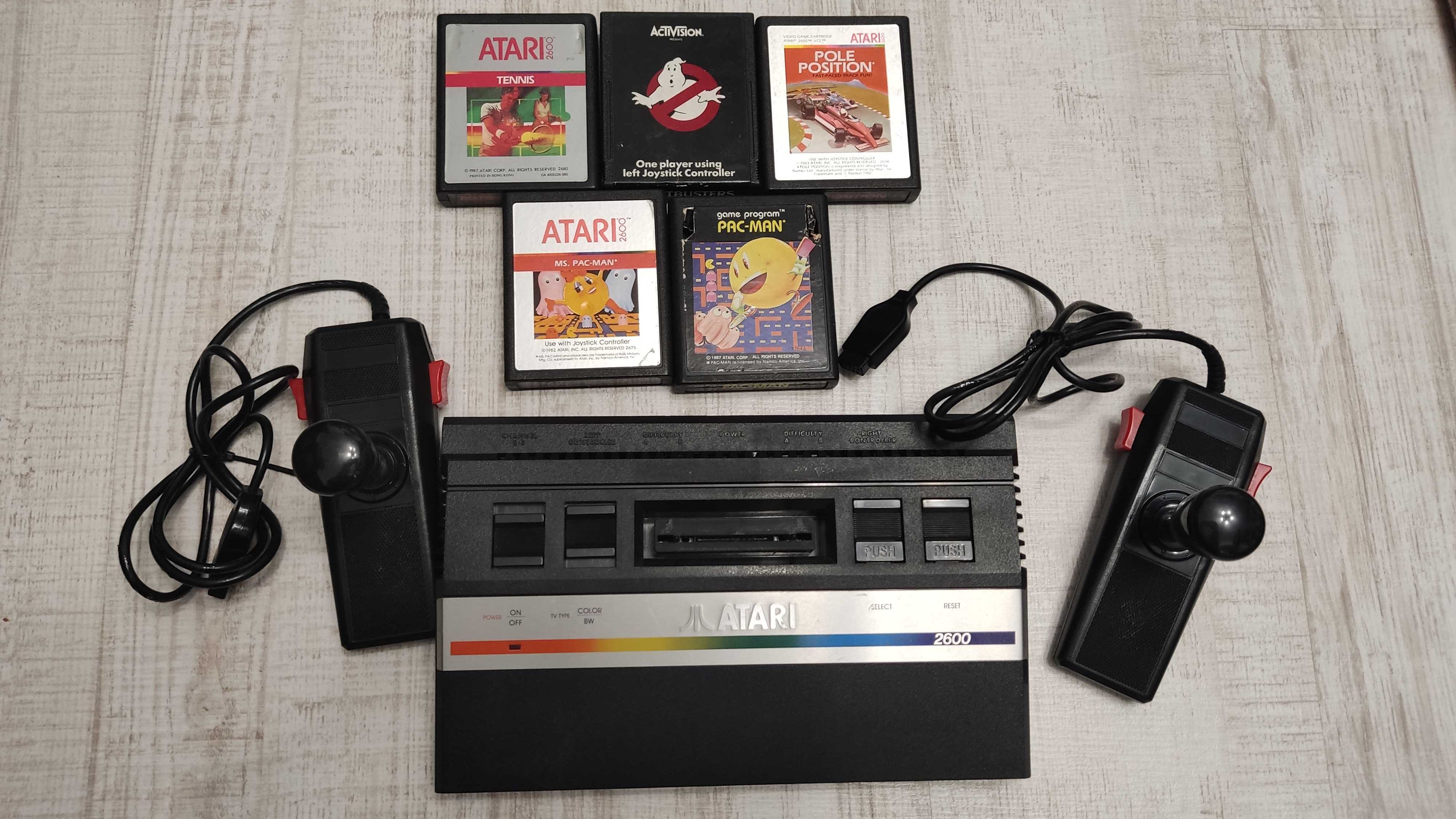 Продавам Atari 2600
