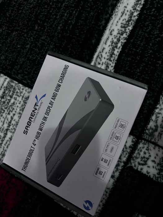 Thunderbolt 4TM hub with 8k display