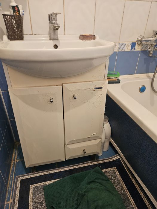 Раковина с тумбой, зеркало