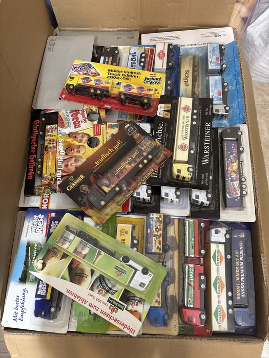 Lot 400 bucăți camioane tir machete 1:87 HO diverse modele și culori