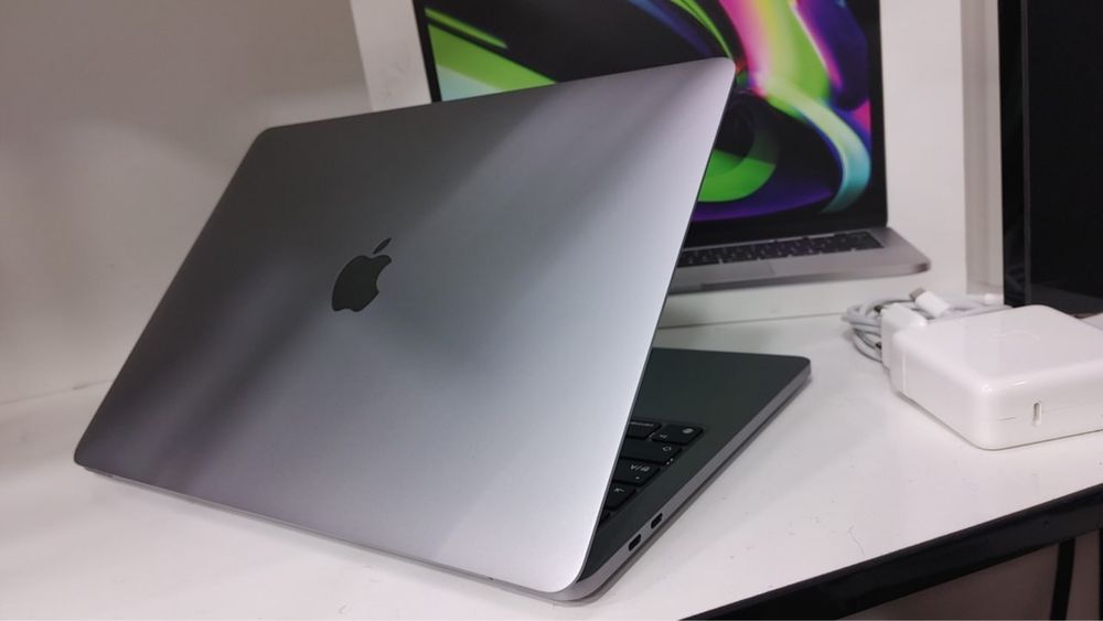 Macbook pro M1 2020 deyarli yangi 13 lik