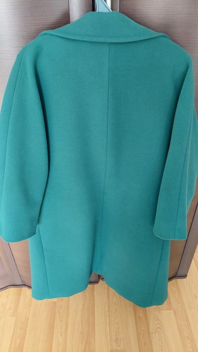 Пальто изумрудного цвета