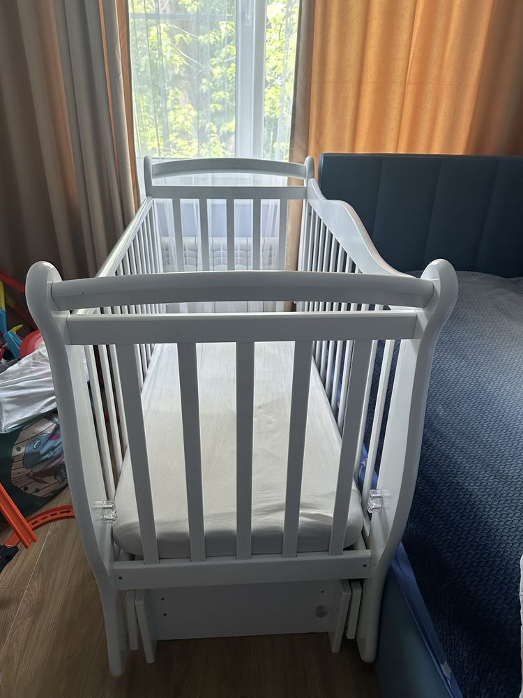 Манеж (детская кровать для новорожденных)