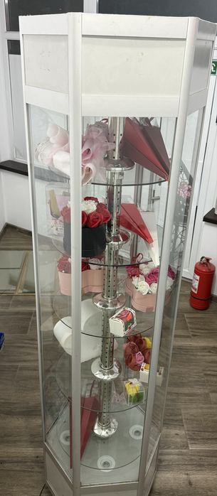 Vitrina/dulap/raft din sticla cu lumina