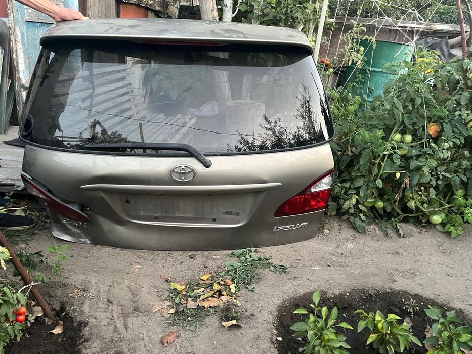 Продам стекло багажника оригинал