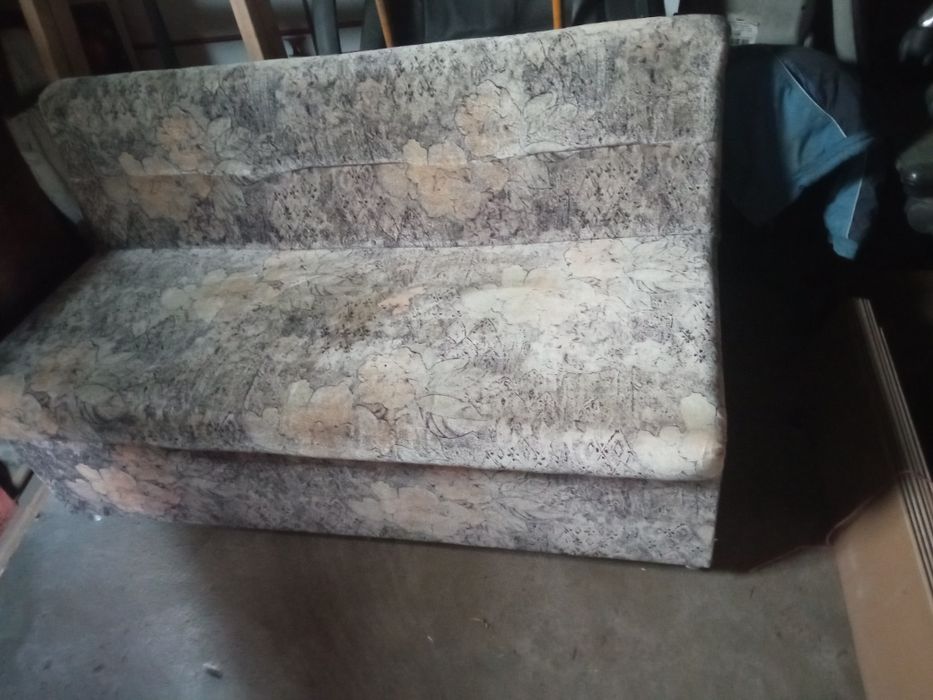 Малък диван разтегателен и ракла