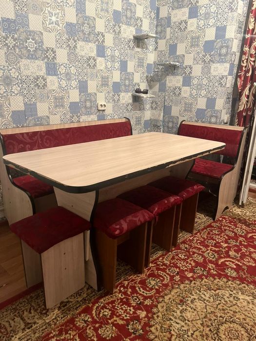 Продается стол и стулья