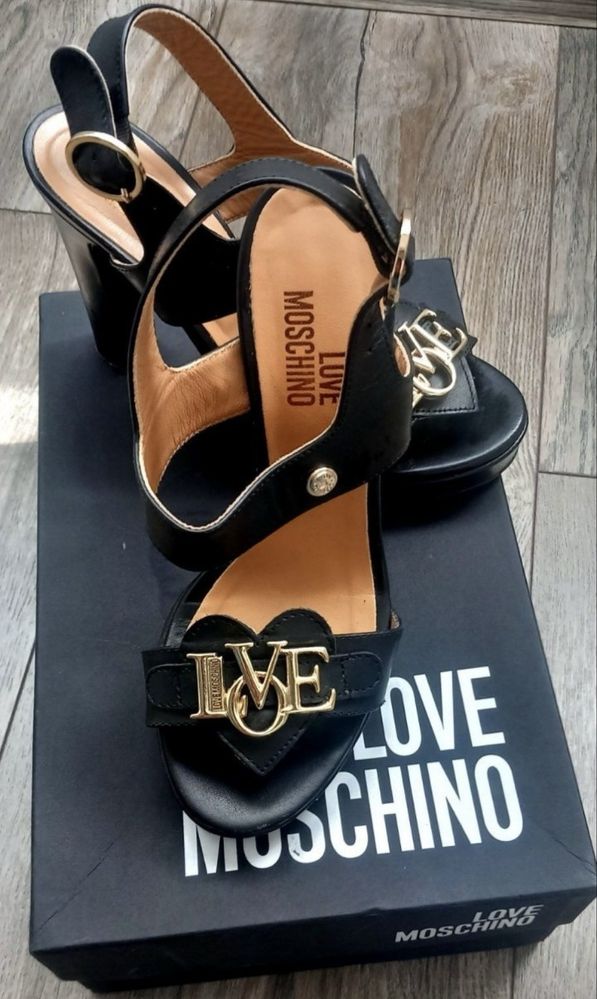 Уникални обувки Love Moschino