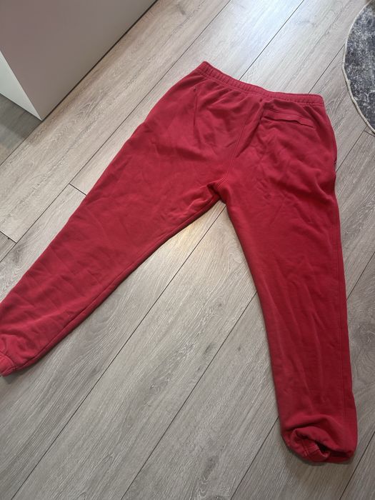 Червено долнище на Nike