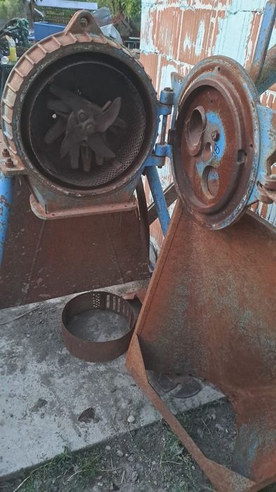 Moară cu ciocanele după tractor pentru cereale și lucernă