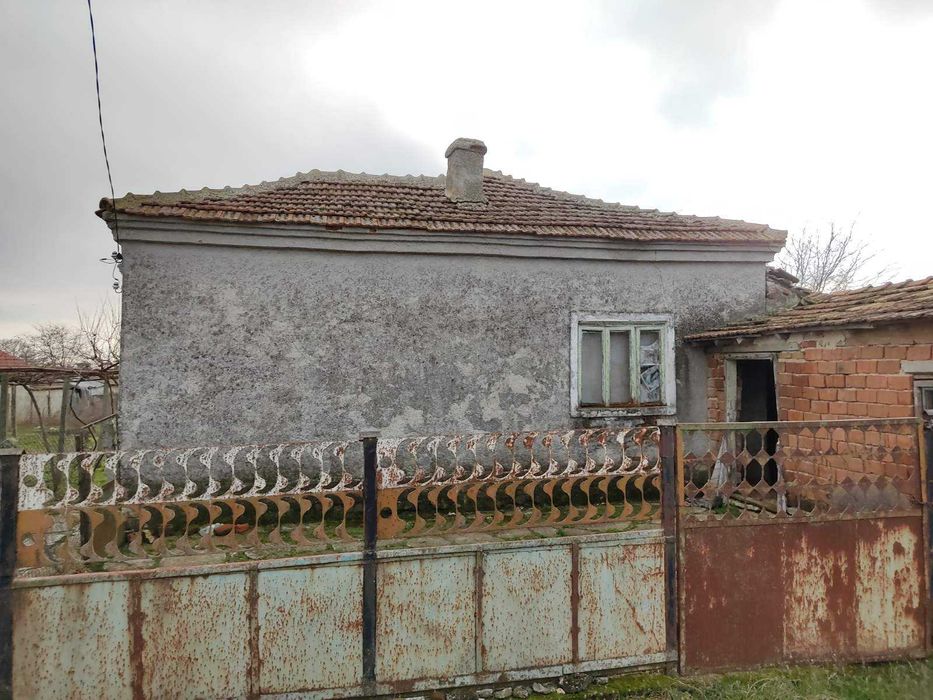 Къща за ремонт с ремонтиран покрив в с. Сенокос