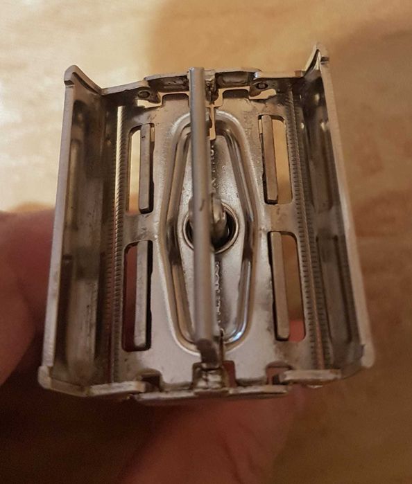 Продавам самобръсначка за класическо бръснене Gillette Slim Adjustable