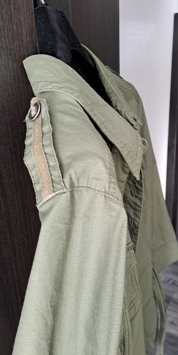 Jacheta in stil safari sau militar.