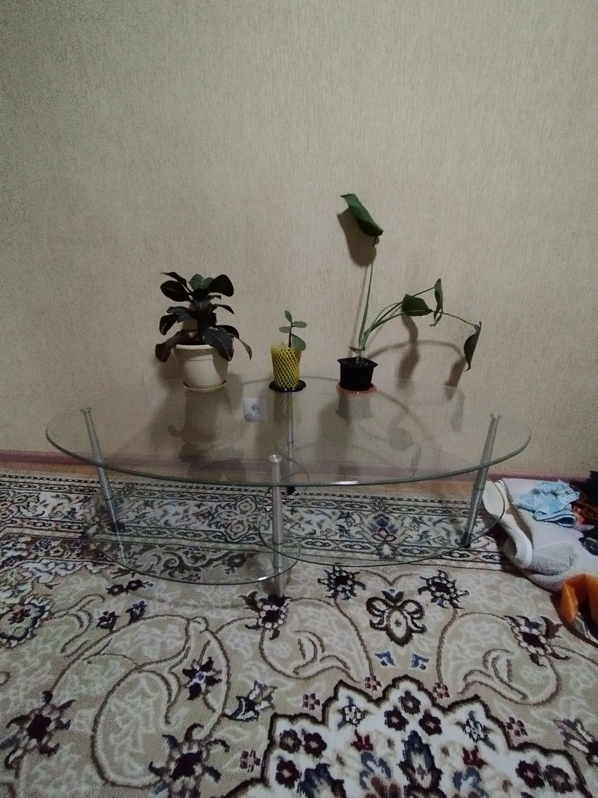 Продам стеклянный журнальный стол