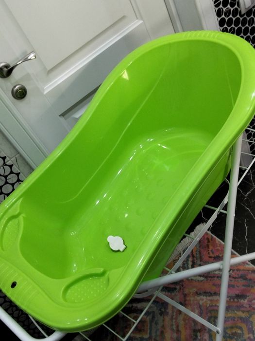 Продам ванночку+ подставка/сушилка+ розовая ванна отдельно