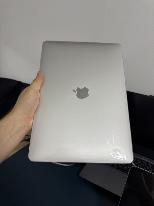 MacBook Air 13 2020  / 8 Гб / SSD 256 Гб