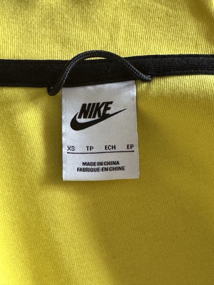 Жълт Nike Tech.
