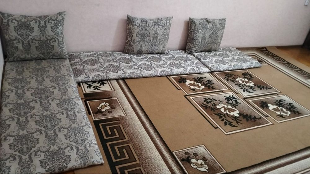 Продам комплект подушек и кулпешек и ковер